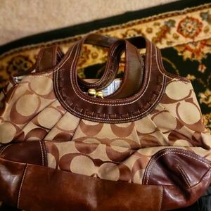 Vintage Coach pleated bag  size is large brown in color